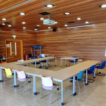 binnenzijde van de Aula met tafels en stoelen